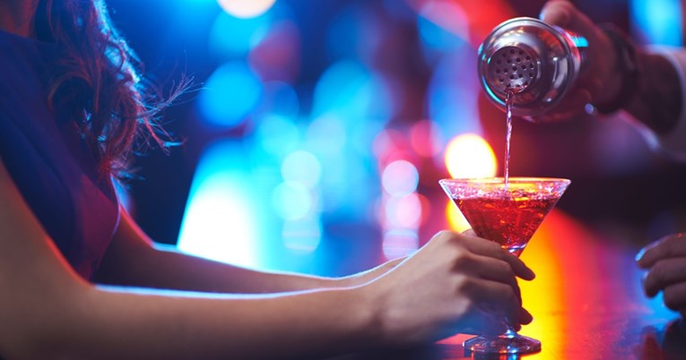 Konobar odbio poslužiti alkoholni koktel trudnoj mušteriji