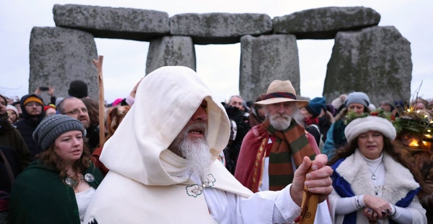 Tisuće ljudi okupilo se oko Stonehengea, evo zbog čega