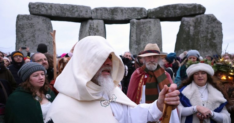 Tisuće ljudi okupilo se oko Stonehengea, evo zbog čega