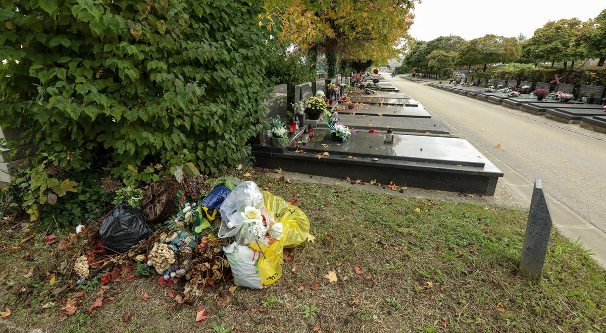 Netko je na groblju u Zagrebu oštetio 15 grobnica. Pomicao je nadgrobne ploče