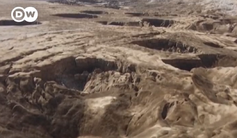 VIDEO Mrtvo more se povlači, izbijaju čudni krateri