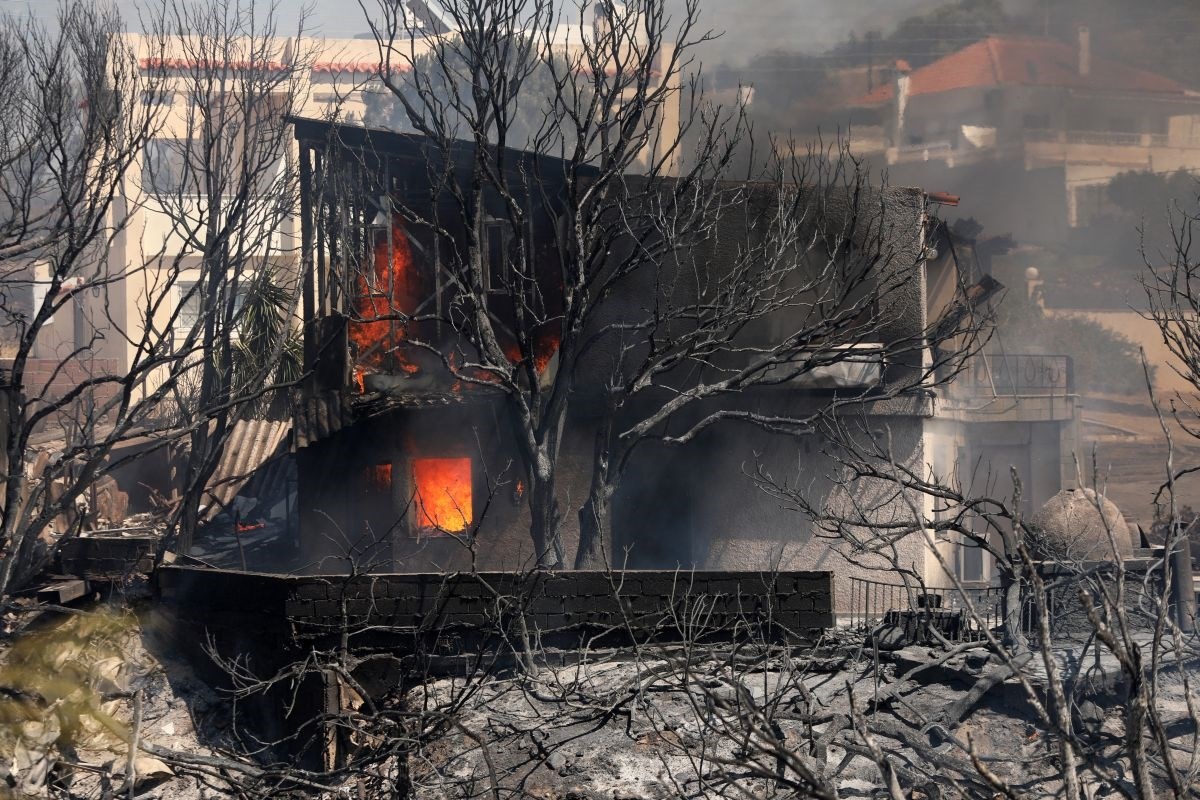 VIDEO I FOTO Širi se velik požar na grčkoj obali, temperature dosegnule 38 stupnjeva