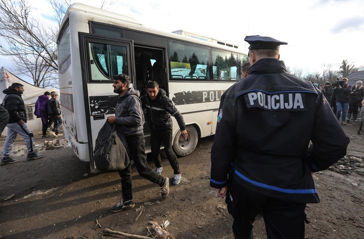 U Bihaću policija provela raciju u migrantskom kampu, kontrolirali ilegalne migrante