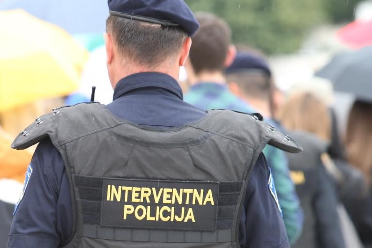 Interventni policajci htjeli pomoći mladiću koji je ležao na podu, on ih napao