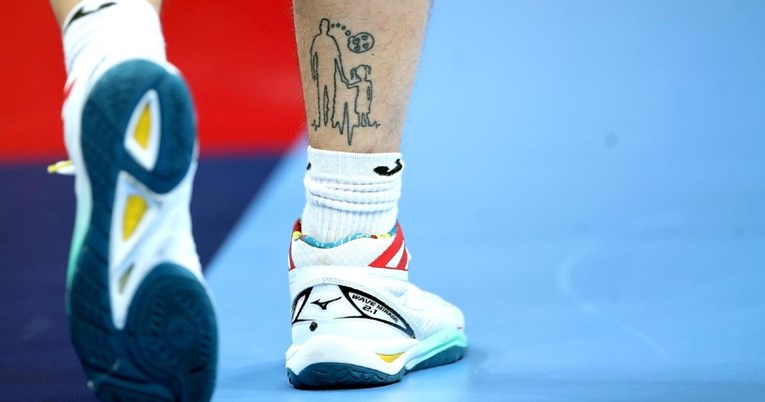Kamere su ulovile Čupićevu tetovažu na nozi. Znate li kome je posvećena?