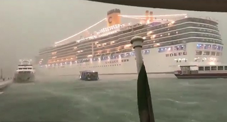 VIDEO Kruzer u Jadranu zbog oluje izgubio kontrolu, zamalo udario u rivu