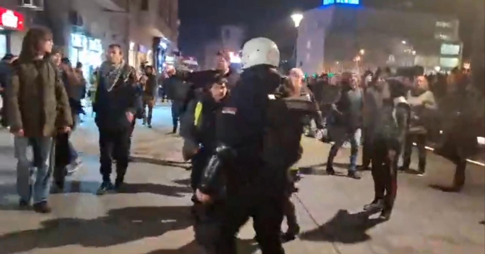 VIDEO Incidenti u Novom Sadu. Vučićevi batinaši napala studente i novinare