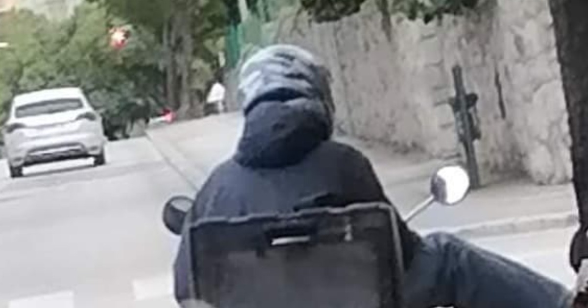 Fotka tipa iz Dalmacije koji čeka zeleno na semaforu nasmijala Fejs. Vidite li zašto?