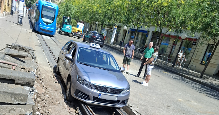 FOTO Taksi upao među tramvajske tračnice u Draškovićevoj