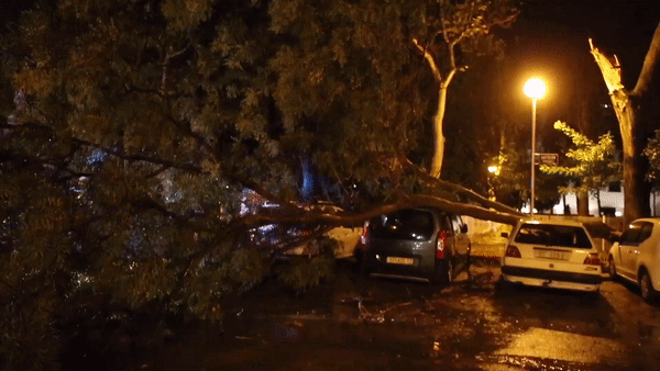 VIDEO Najjača oluja ovog ljeta pogodila Dalmaciju: Uništeni brojni auti, kuće...