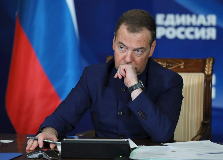 Medvedev bijesan na Twitter