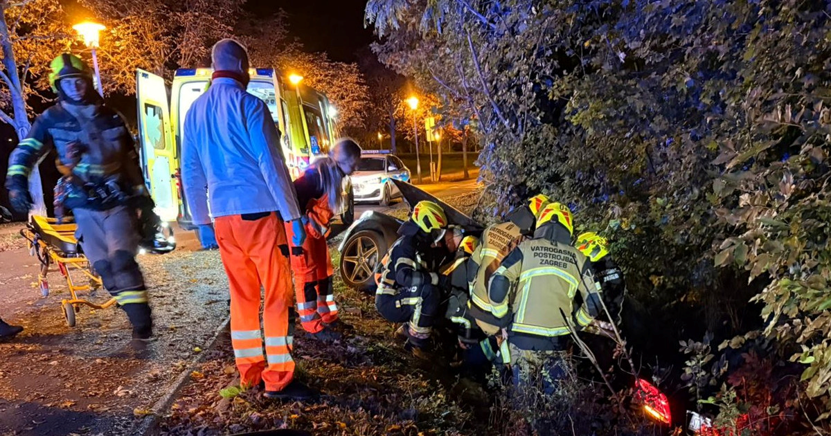 Teška nesreća u Zagrebu. Mercedesom sletio s ceste, četvero mladih ozlijeđeno