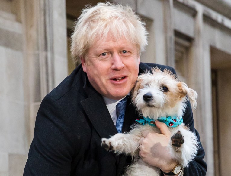 Boris Johnson kao Kolinda: Grlio psića na biralištu