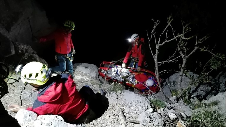 Planinar skliznuo na najvišem vrhu Velebita, teško je ozlijeđen. Spašavaju ga