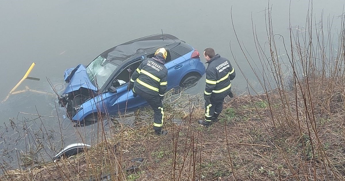 FOTO Auto probio ogradu i sletio u kanal u Slavoniji. "Vozača su našli u kući"