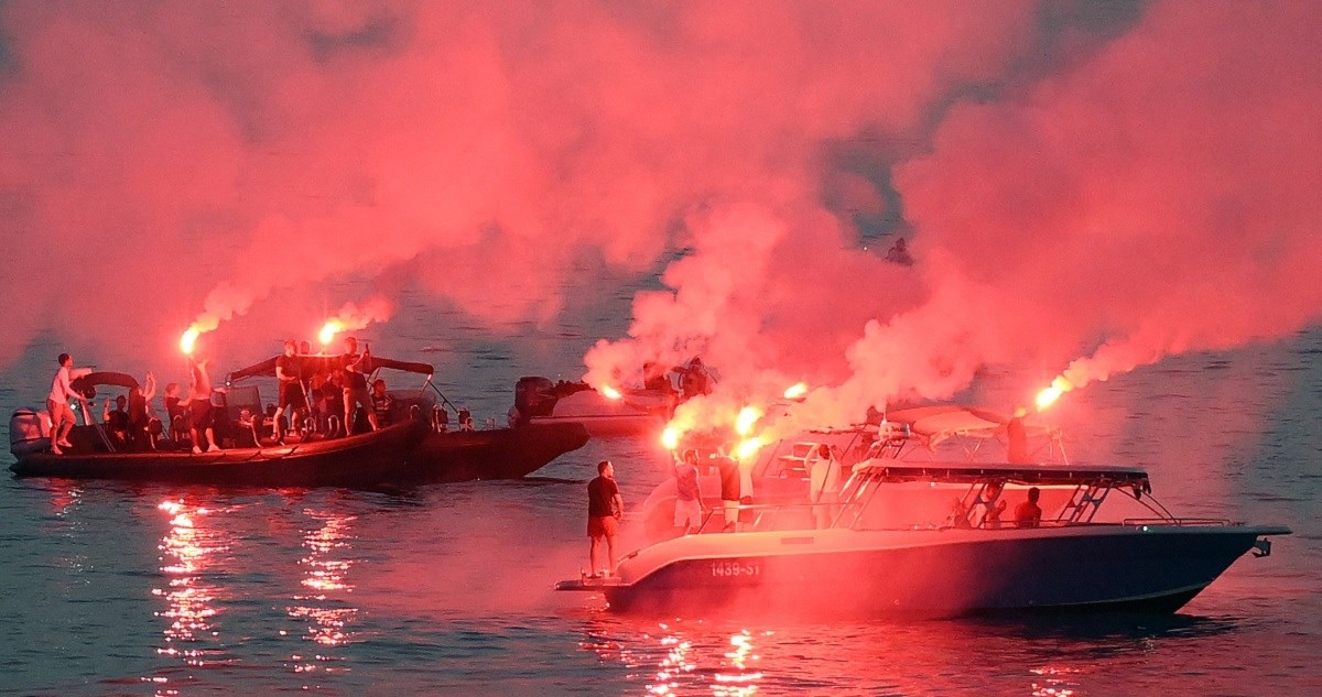 VIDEO Suze, baklje i sirene za Mateja u Splitu. Otac: Hvala! Ovo čovika čini čovikom