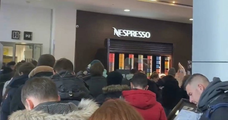 Rusi pohrlili na bankomate, pogledajte snimke iz Moskve