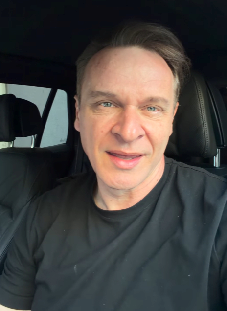 Enis Bešlagić pokazao što mu se dogodilo usred predstave u Sarajevu