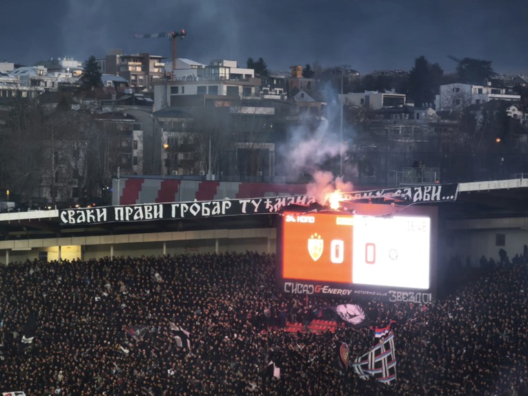 Delije izvjesili transparent s Tuđmanom iznad tribine, Grobari ga zapalili
