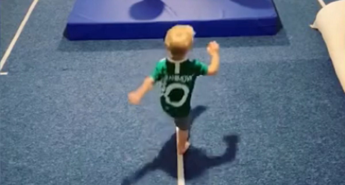 VIDEO Dvogodišnji dječak trenira s ocem i radi čuda s loptom