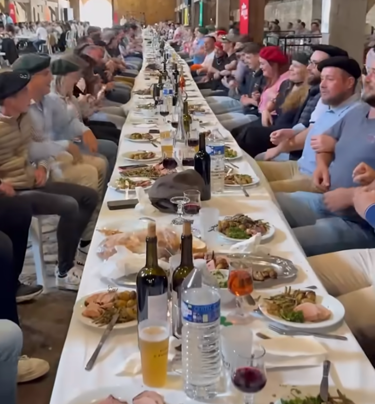 Tradicija ili provokacija? Francuske "divovske gozbe" ljute ljevičare
