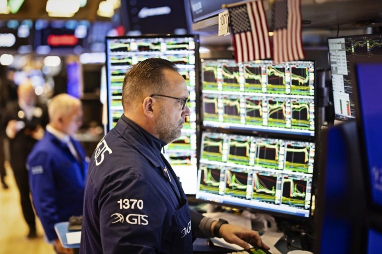 Wall Street oštro pao