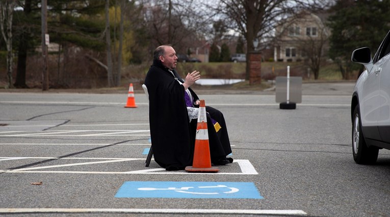 Svećenik zbog koronavirusa osmislio drive-in ispovijedi, vjernike čeka na parkingu