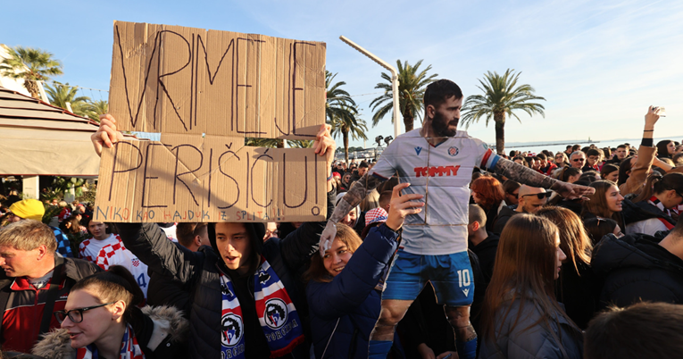 FOTO "Vrime je, Perišiću", "Ćaća, tu smo": Pogledajte transparente na dočeku u Splitu