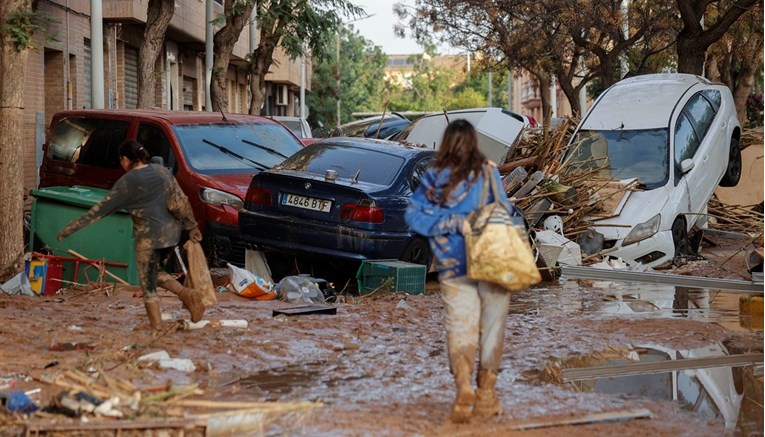 Žena u Španjolskoj bila tri dana zarobljena u autu s truplom šogorice. Spašena je