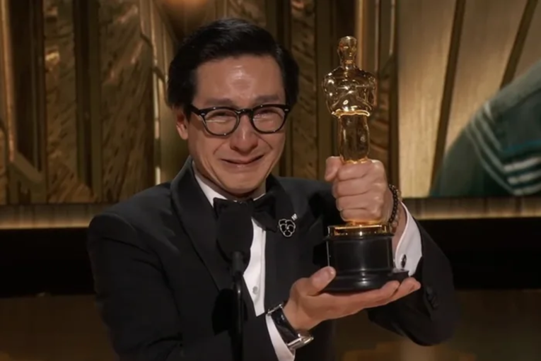 Glumac se rasplakao nakon što je primio Oscara: "Moja mama ima 84 godine, gleda ovo"