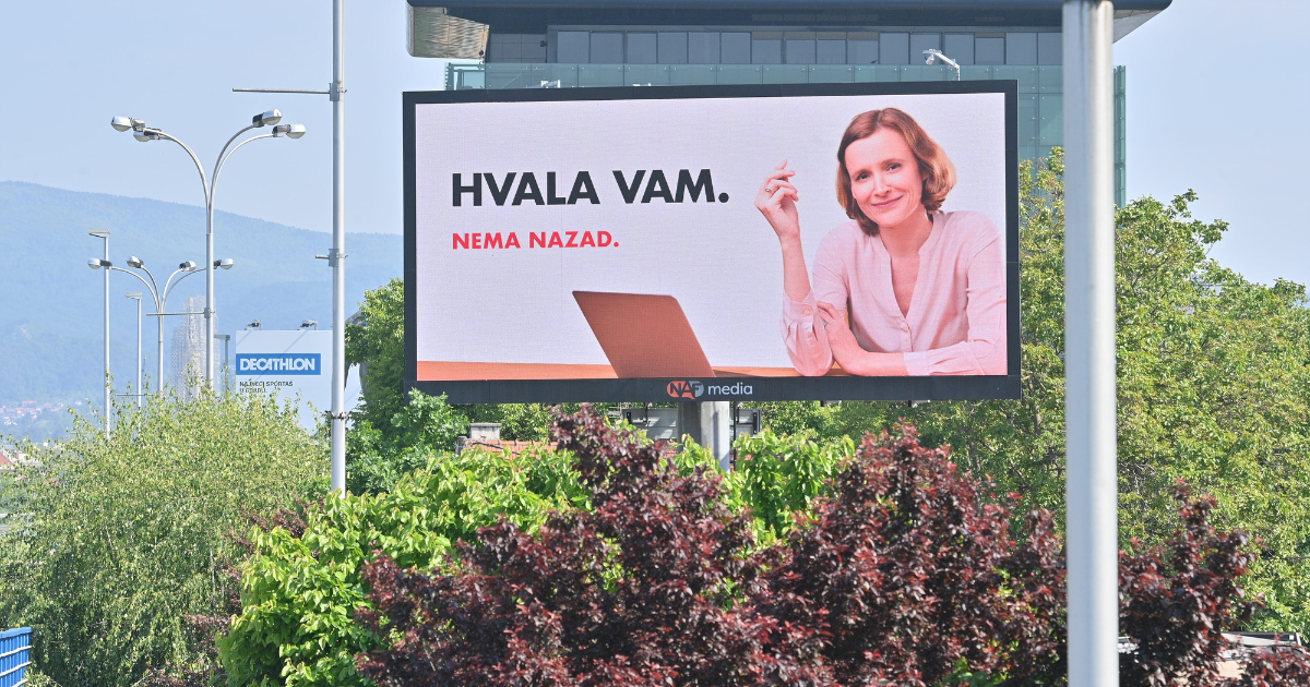 Osvanuo novi jumbo plakat menadžerice koja je reagirala na seksističku kampanju