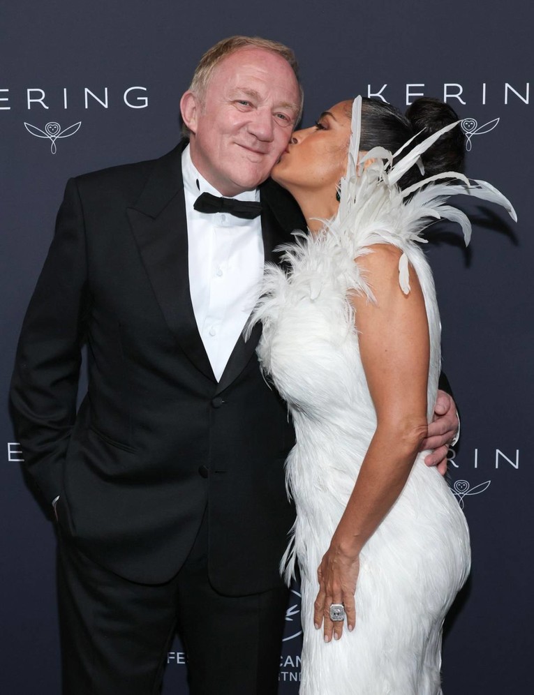 Salma Hayek shkëlqen në Kanë dhe puth bashkëshortin e saj miliarder para fotografëve