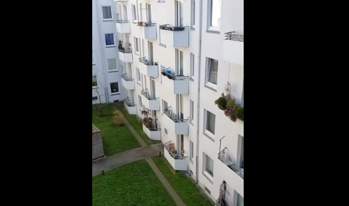 Nijemac u karanteni zapjevao s balkona, zbog susjedine živčane reakcije postao hit