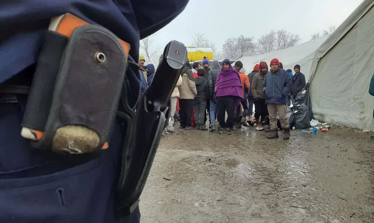 Situacija u kampu Vučjaku se pogoršava, migranti napali policajce