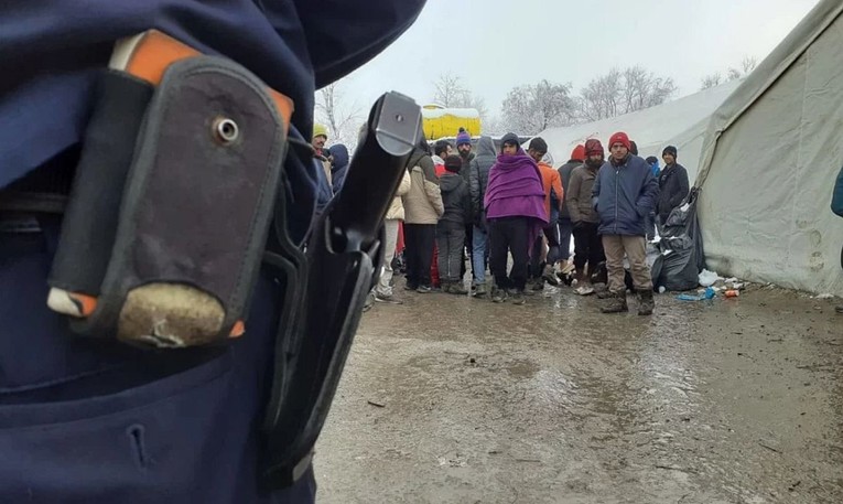 Situacija u kampu Vučjaku se pogoršava, migranti napali policajce