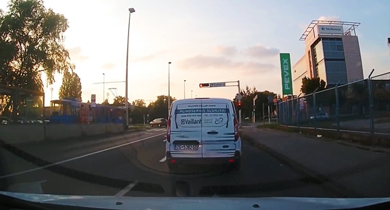 Snimka opasne situacije na cesti u Zagrebu izazvala raspravu: Tko bi ovdje bio kriv?