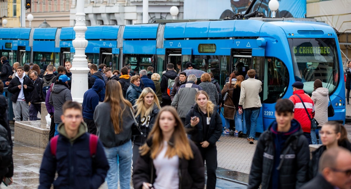 Gužva i kiša: Ovako je danas izgledao centar Zagreba