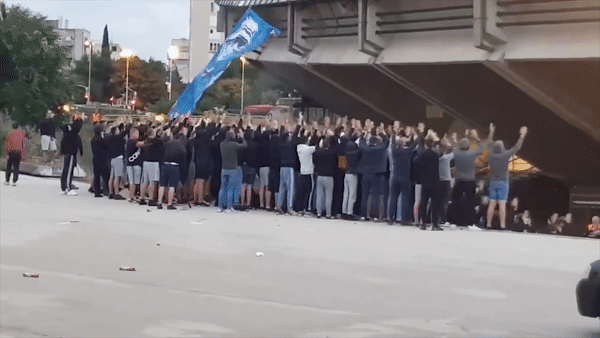 Torcida ispred stadiona navijala za Hajduk, po gradu gore baklje