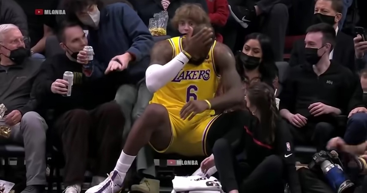 Pogledajte zašto je LeBron James sjeo među gledatelje i primio se za glavu