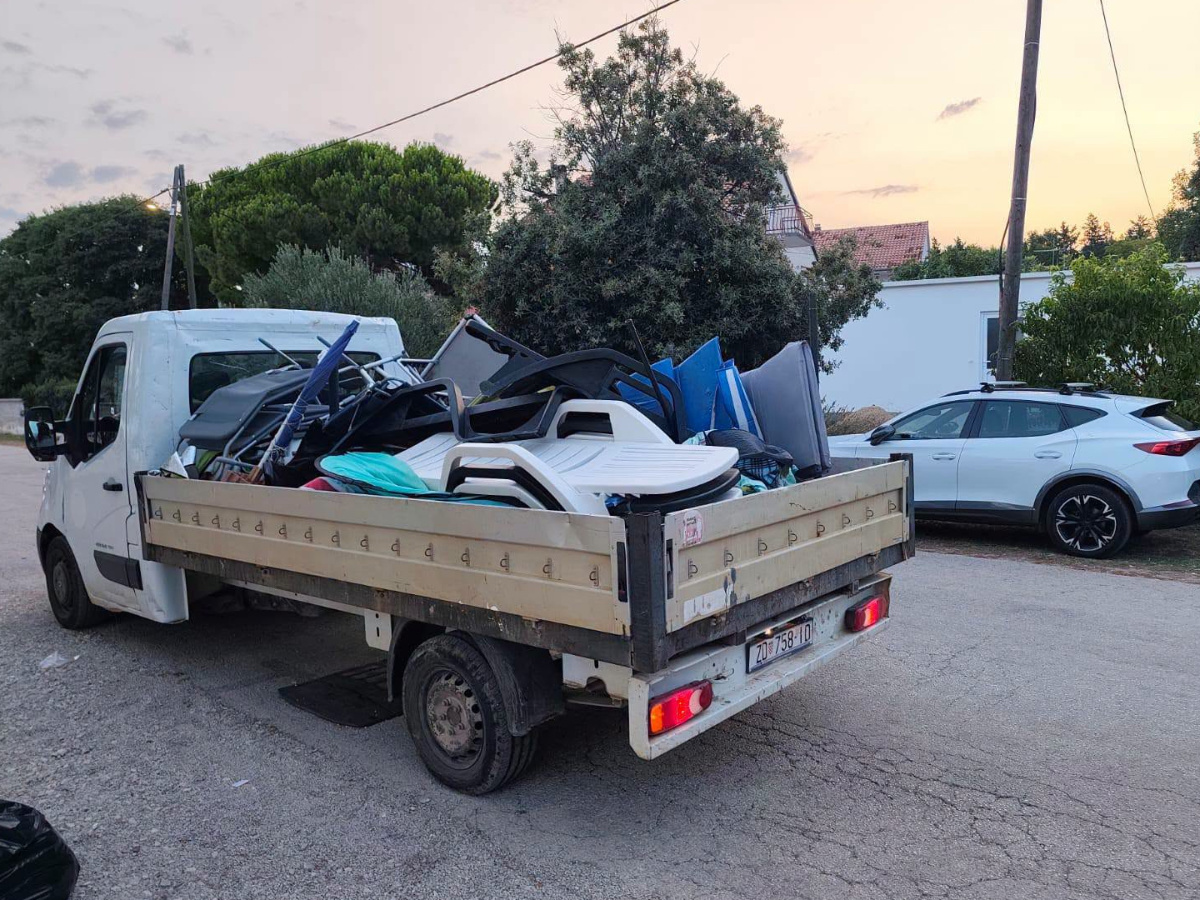 FOTO Komunalci u dalmatinskoj općini pokupili ručnike i ležaljke s plaže
