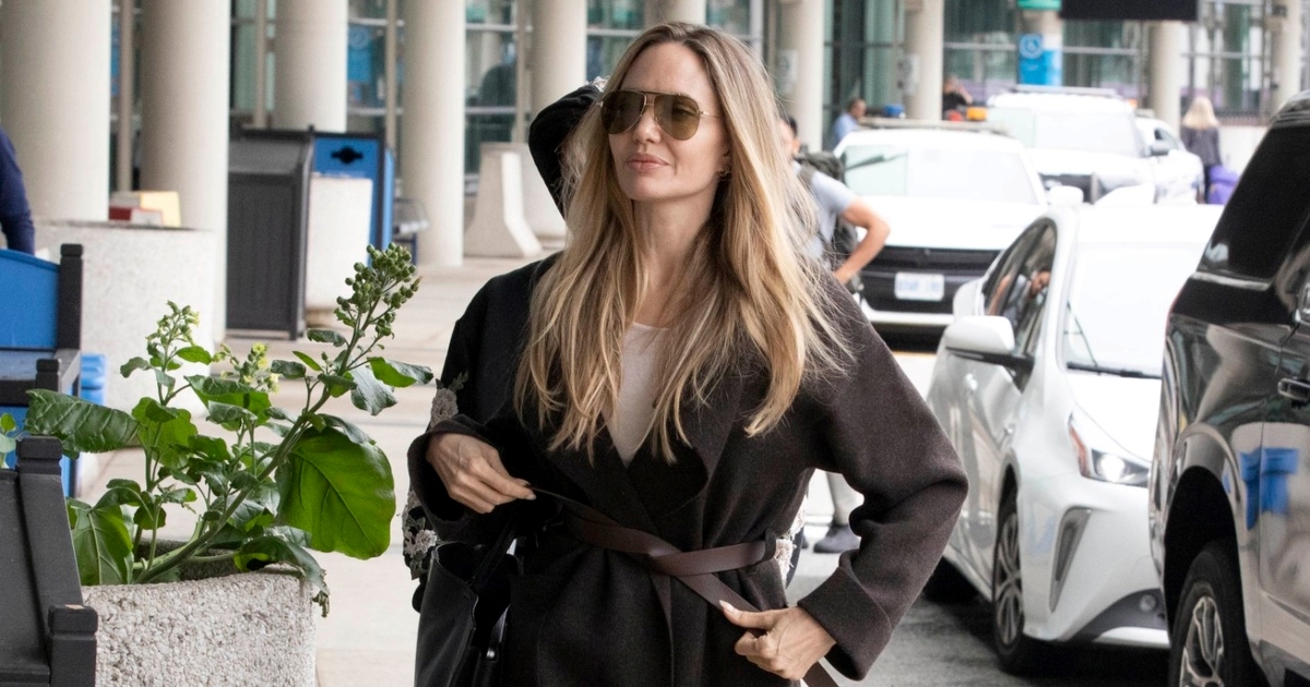 Angelina Jolie se prošetala u kaputu savršenom za jesen. Našli smo slične