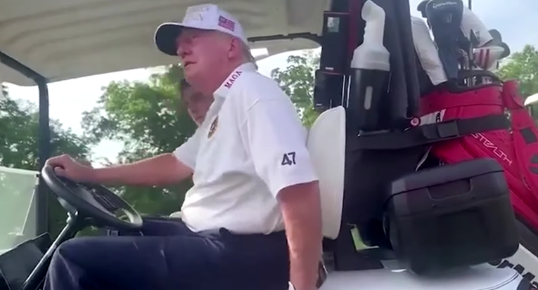 VIDEO Trump na golfu vrijeđa Bidena i Kamalu Harris. "Ona je tako je*eno loša"