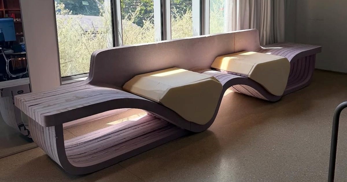 "Izgleda neudobno": Justin Bieber dizajnirao drvenu klupu