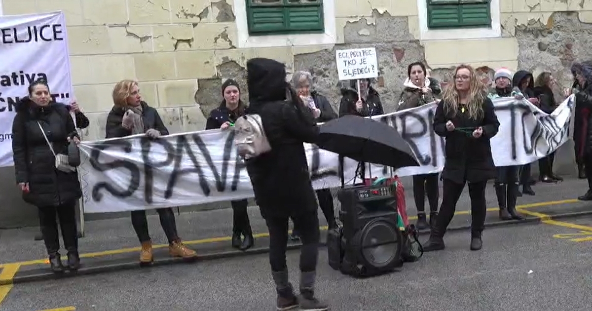 VIDEO Roditelji odgojitelji pred Skupštinom pjevali Škorinu Sude mi i Oče naš