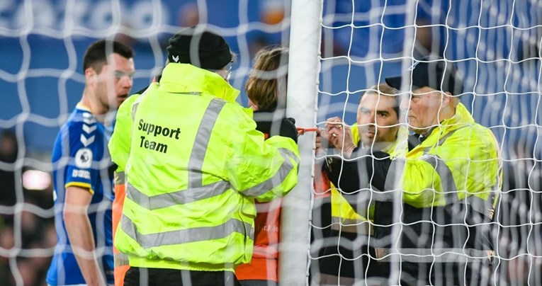 VIDEO Navijač se zavezao za vratnicu na utakmici Premier lige