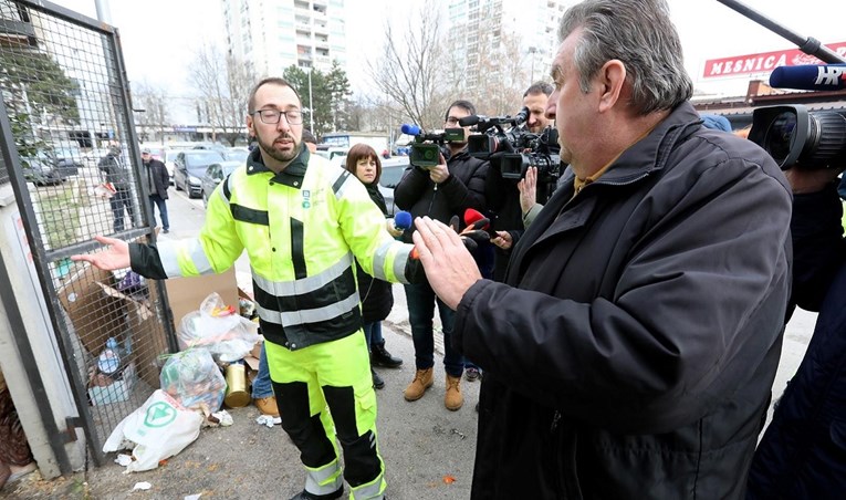 VIDEO Ljudi se žalili Tomaševiću dok je čistio smeće: "Dajte, molim vas..."