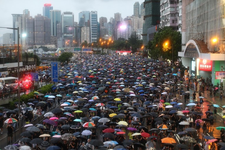 Novi masovni prosvjedi u Hong Kongu, na ulicama deseci tisuća ljudi