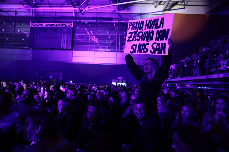 Pogledajte kakav je transparent dočekao Prijović na petom koncertu u Osijeku