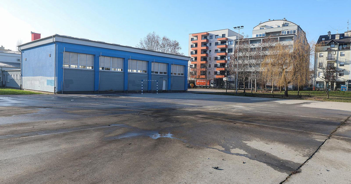 FOTO Na školskom igralištu u Zagrebu vidljivi tragovi sinoćnje eksplozije