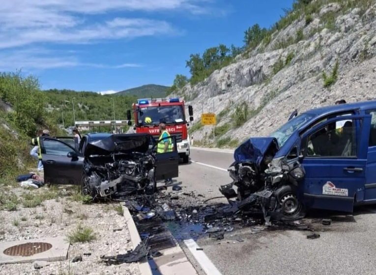 Sudar kombija sa stranim radnicima i auta. Jedna osoba poginula, stigao helikopter